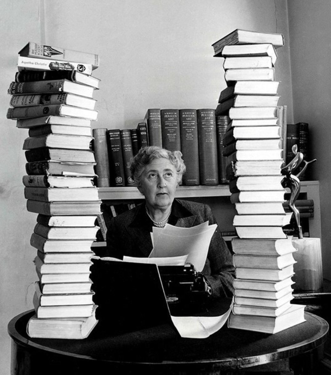 Pauline69006's tweet photo. Choisir les #bouquins à glisser dans ta #valise pour les #vacances t'amène forcément à réfléchir à l'achat d'une #liseuse... #teambooks https://t.co/7TvowLJrVs