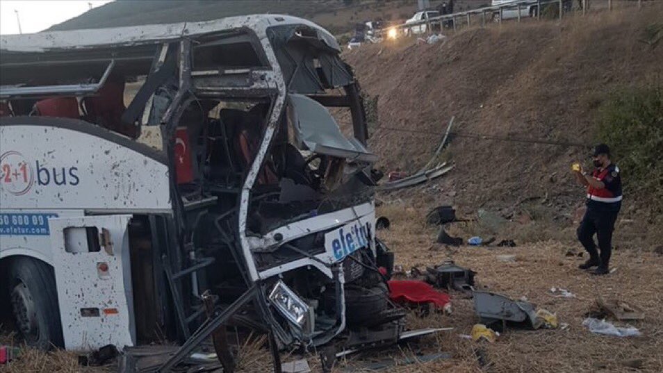izmirgibiyiz's tweet photo. Güne acı haberle başladık..
Sabaha karşı #Balıkesir'de yolcu otobüsü kaza yaptı 14 vatandaşımız hayatını kaybetti.

Başımız sağ olsun. https://t.co/uzDWjXDMb0