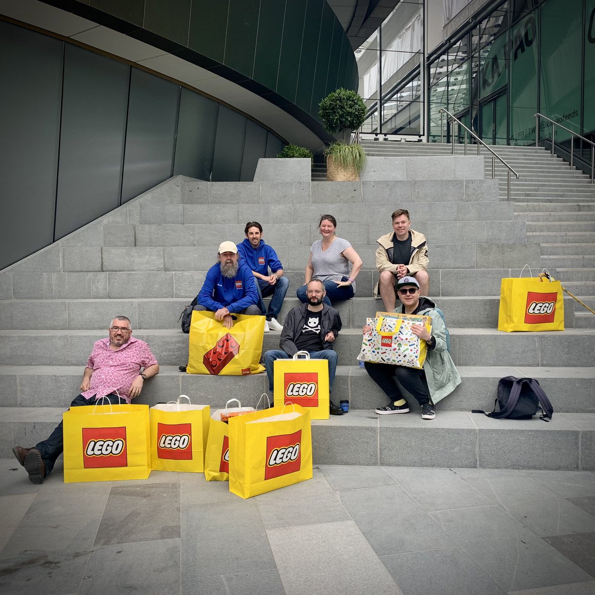 stubot's tweet photo. Super Saturday, met up with my @TartanLug family for #Afol shopping day. Talking to friends IRL was truly the best medicine, cheap Lego was a close second.
💛
#Lego #レゴ #LegoPhotography #StJamesQuarter #LegoStoreEdinburgh #Edinburgh #TartanLUG #LegoHaul https://t.co/n073bAOTlk