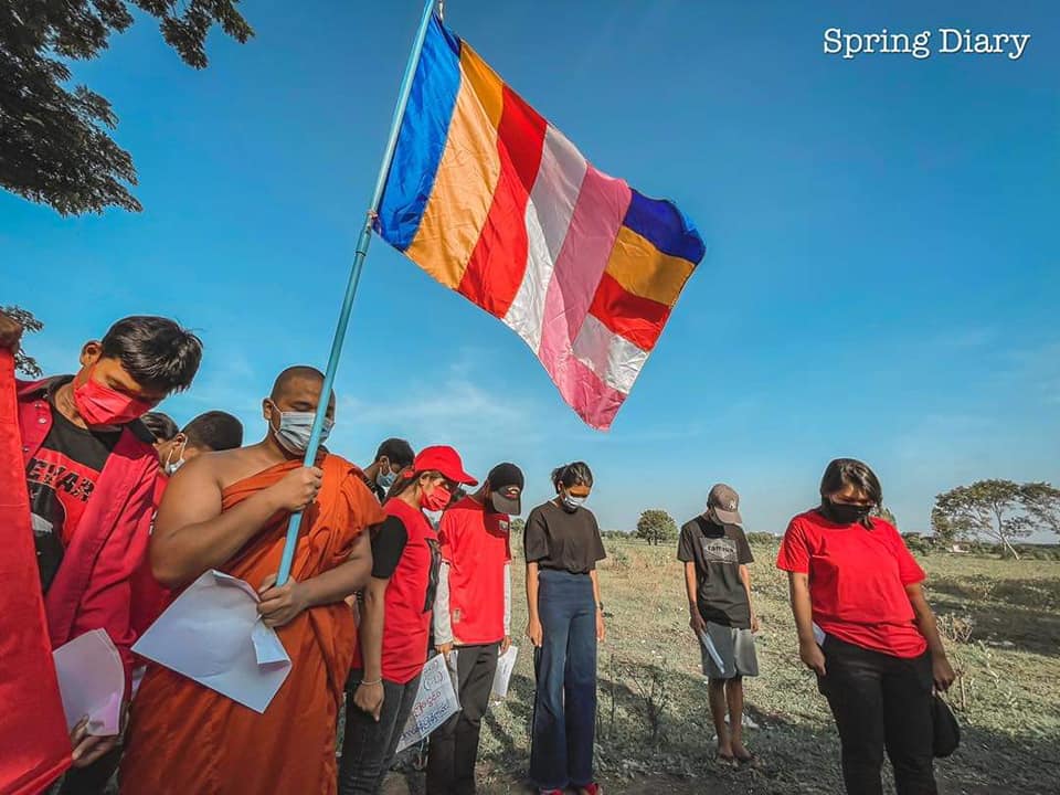 IrrawaddyNews's tweet photo. Anti-regime protesters in Mandalay marched on Sunday, marking the anniversary of the historic 8888 uprising by holding banner “Blood feuds from ’88 must be settled by 2021”. 

(Photo: Spring Diary)
#WhatsHappeningInMyanmar https://t.co/8aMCHCViZC