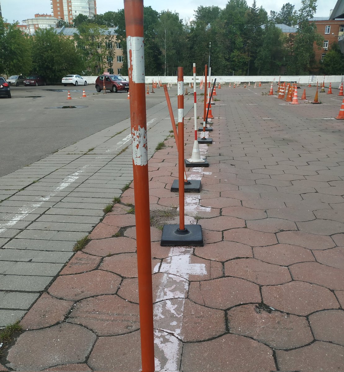 Расскажу вам о своей работе 😀
Работаю я инструктором по вождению автомобиля МКПП.
Так что если кто-то давно хочет получить водительское удостоверение , научиться водить автомобиль , побороть страхи или просто попробовать что это такое, то ВЕЛКОМ!!!
Катаем на площадке и в городе.