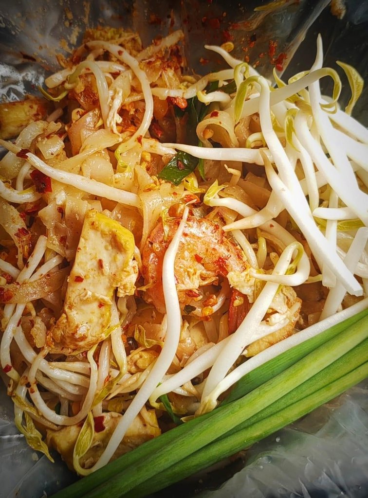 ChatchanopN's tweet photo. "ผัดไทยวัดยาง 👉ถนนพรานนก 
 รสชาติบ้านๆ อร่อย อิ่ม ง่ายๆ 
 แกะห่อ ทานบนรถได้ฟีลมากๆๆกครับ" https://t.co/KRHqPApVX5