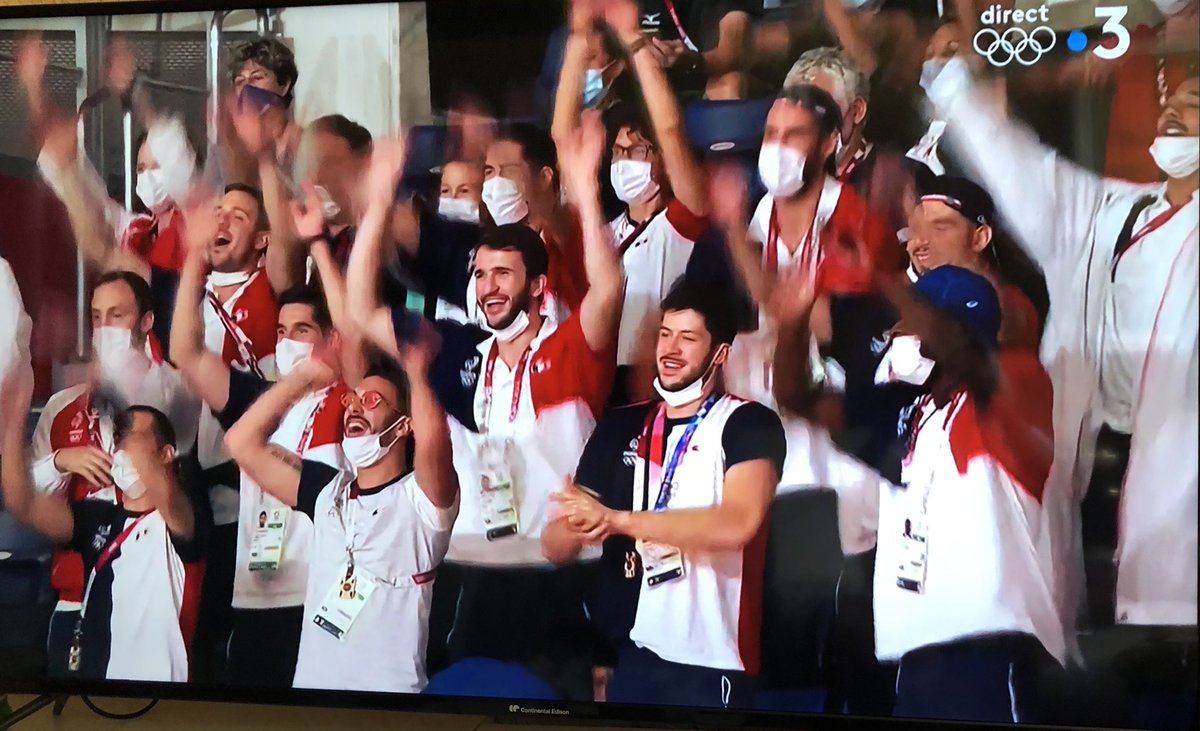 L’histoire s’écrit ensemble à la <a href="/ffhandball/">FFHandball</a> !
Merciiiiiiii <a href="/FRAHandball/">Equipes de France de Handball</a> 
Doublé historique 🤩🤩🥇🥇
😭😭😭😭😭😭😭😭😭😭