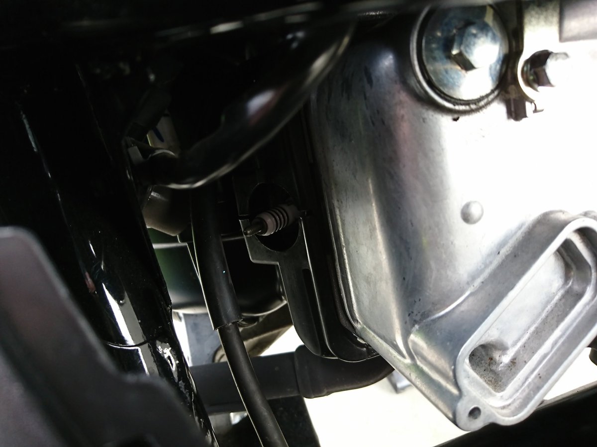 丹醸 今日は愛車のスズキ アドレス110のプラグ交換をしました 新車時の装備品はdensoのノーマルプラグでしたが 今回はngkのmotodxプラグを装着 このプラグ イリジウムプラグより凄いらいしけど ちょっとは パワーアップするかなぁ O アドレス