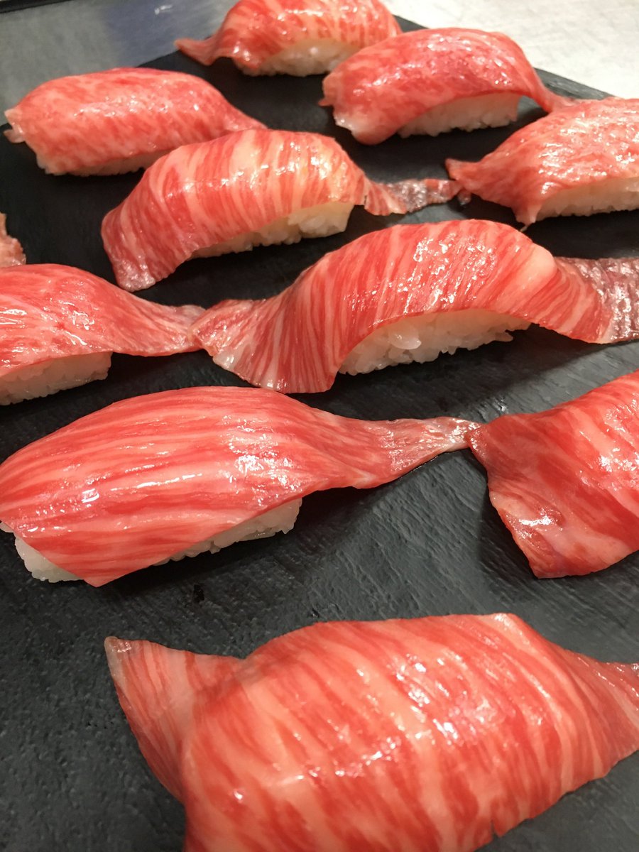 売れ筋人気No1✨
佐賀牛炙り肉寿司です🍣

厳選された佐賀牛の赤身だけを使って、炙った薄づくりのお肉がお口の中で溶けます✨✨
#肉寿司　#焼肉　#食べ放題
#佐賀牛