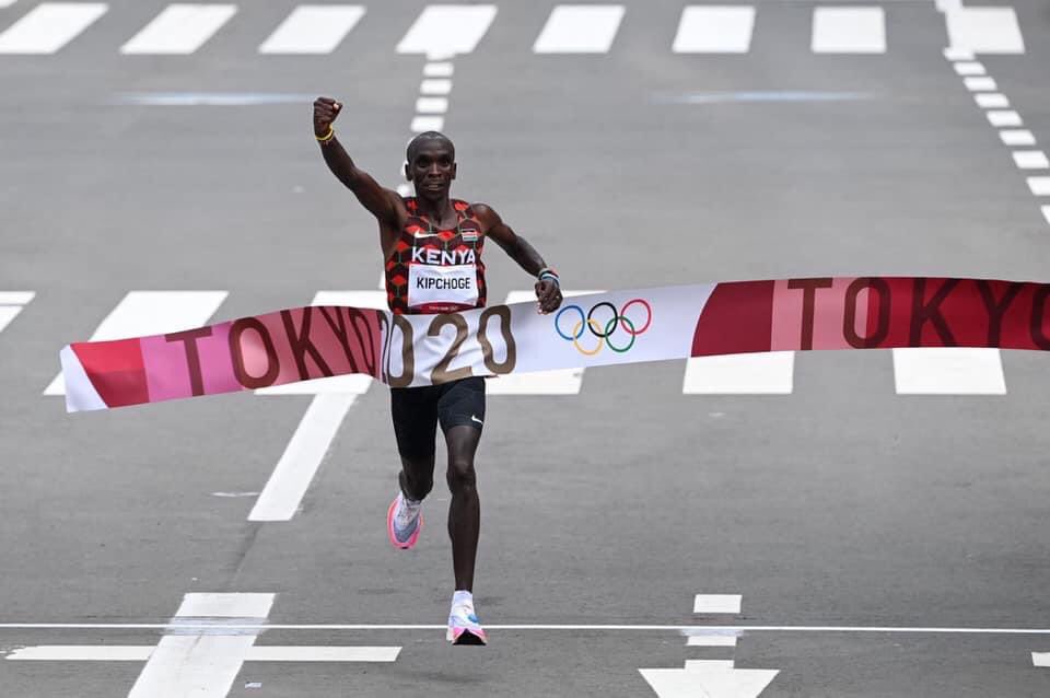 AfricaFactsZone's tweet photo. Kenya's Eliud Kipchoge has won Gold in the men's Marathon at the Tokyo Olympics.

He has won two consecutive Olympic Gold medals in the men's Marathon (2016 and 2020).

He has ran 17 marathons in 8 years, and only lost 2. https://t.co/zVP80jEQiD