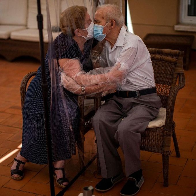 saramaguiana's tweet photo. #Saramago 'De este mundo y del otro'

"Me gusta la luz del día, la claridad, el apretón de manos de un amigo, una buena palabra confortadora, me gusta la esperanza, amo al amor, amo la belleza de las cosas y de la gente (...)"

📷 Emilio Morenatti [Pulitzer 2021] https://t.co/LAEzREYN6l