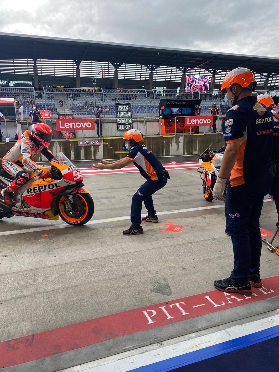 box_repsol's tweet photo. Y si... #FlagToFlag 🤔
#MM93
#StyrianGP
#MotoGP
#WUP
#EquipoRepsolHonda
#LaGradaRepsol https://t.co/RQ30dzB2UB