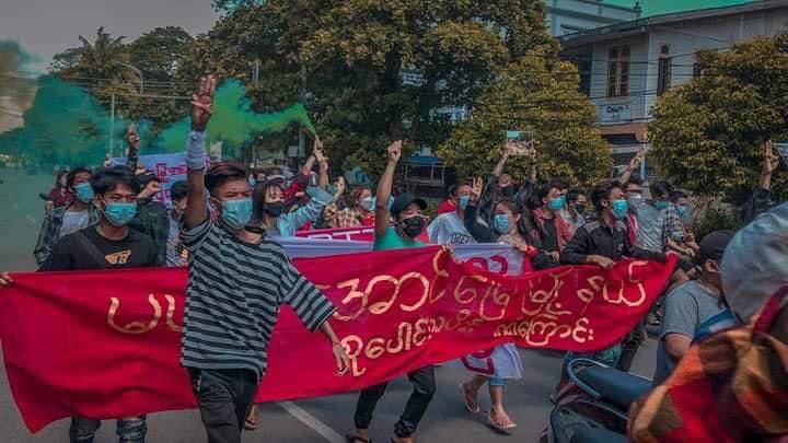 KyiHnin2's tweet photo. To mark the 33rd anniversary of the 8888 Uprising, fearless civilians took to the streets in Mandalay, waving slogans in defiance of the military regime. 8888 UPRISING IN 2021 #8FingersStrike #Aug8Coup  #WhatsHappeningInMyanmar https://t.co/eqqDq5cPZz https://t.co/pDdNXU1Hot