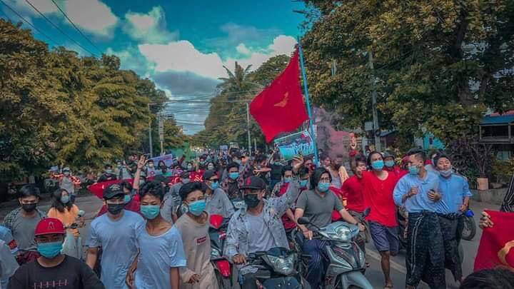 KyiHnin2's tweet photo. To mark the 33rd anniversary of the 8888 Uprising, fearless civilians took to the streets in Mandalay, waving slogans in defiance of the military regime. 8888 UPRISING IN 2021 #8FingersStrike #Aug8Coup  #WhatsHappeningInMyanmar https://t.co/eqqDq5cPZz https://t.co/pDdNXU1Hot