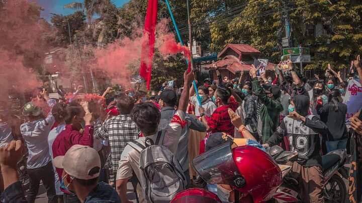 KyiHnin2's tweet photo. To mark the 33rd anniversary of the 8888 Uprising, fearless civilians took to the streets in Mandalay, waving slogans in defiance of the military regime. 8888 UPRISING IN 2021 #8FingersStrike #Aug8Coup  #WhatsHappeningInMyanmar https://t.co/eqqDq5cPZz https://t.co/pDdNXU1Hot