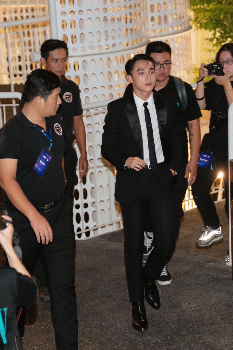 khanhdi39's tweet photo. Lời nguyền Bầu Trời lại 1 lần nữa cho ta thấy người ấy không còn cái nịt 🤣🤣🤣

BÁO BẨN ĐỂ TÙNG YÊN

#SonTungMTP
#NGUNGSOSANH
#RespectSonTungMTP https://t.co/Dq56DKg1yv