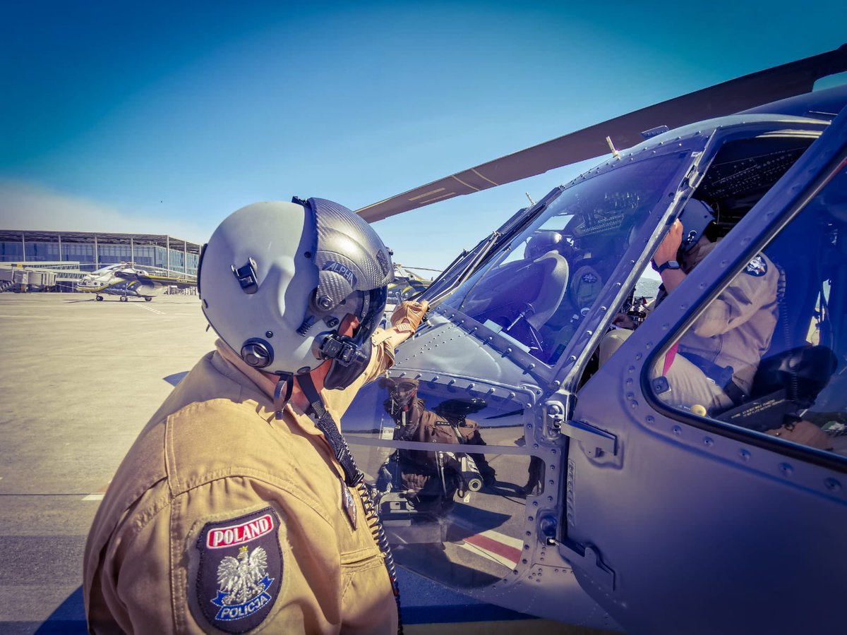PLinIstanbul's tweet photo. Polonyalı itfaiyeciler ve polisler Türkiye'de 🇵🇱🤝🇹🇷 👩‍🚒👮‍♀️

Yılanlı civarında çıkan yangınları söndürmeye başlayacaklar.

  #Dayanışma 🇵🇱🤝

@PolskaPolicja @KGPSP @PolandMFA @TC_Disisleri @ntv @trthaber @anadoluajansi @PLinTurkey https://t.co/kYhJPdZm1N