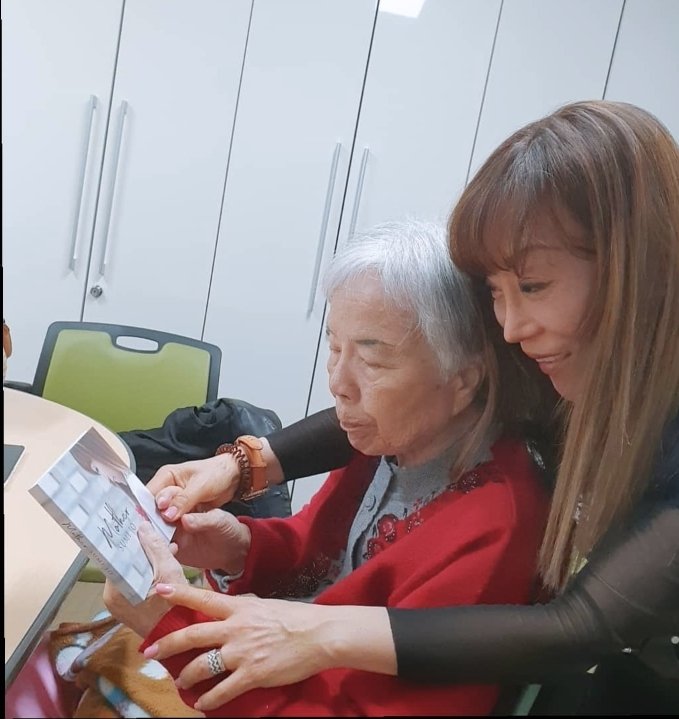 sumijo2011's tweet photo. #RIP My mother was a never ending song in my heart of happiness , comfort and being. 
I love you.

나의 엄마. 사랑하는 내 어머니..
이제 다시는 돌아올수 없는 길을 떠나셨지만 어머니를 위한 나의 노래는 계속 될 것입니다.

이젠 편히 쉬세요.
이젠 하늘에서 저를 지켜 주세요. https://t.co/DEHtq8smnz