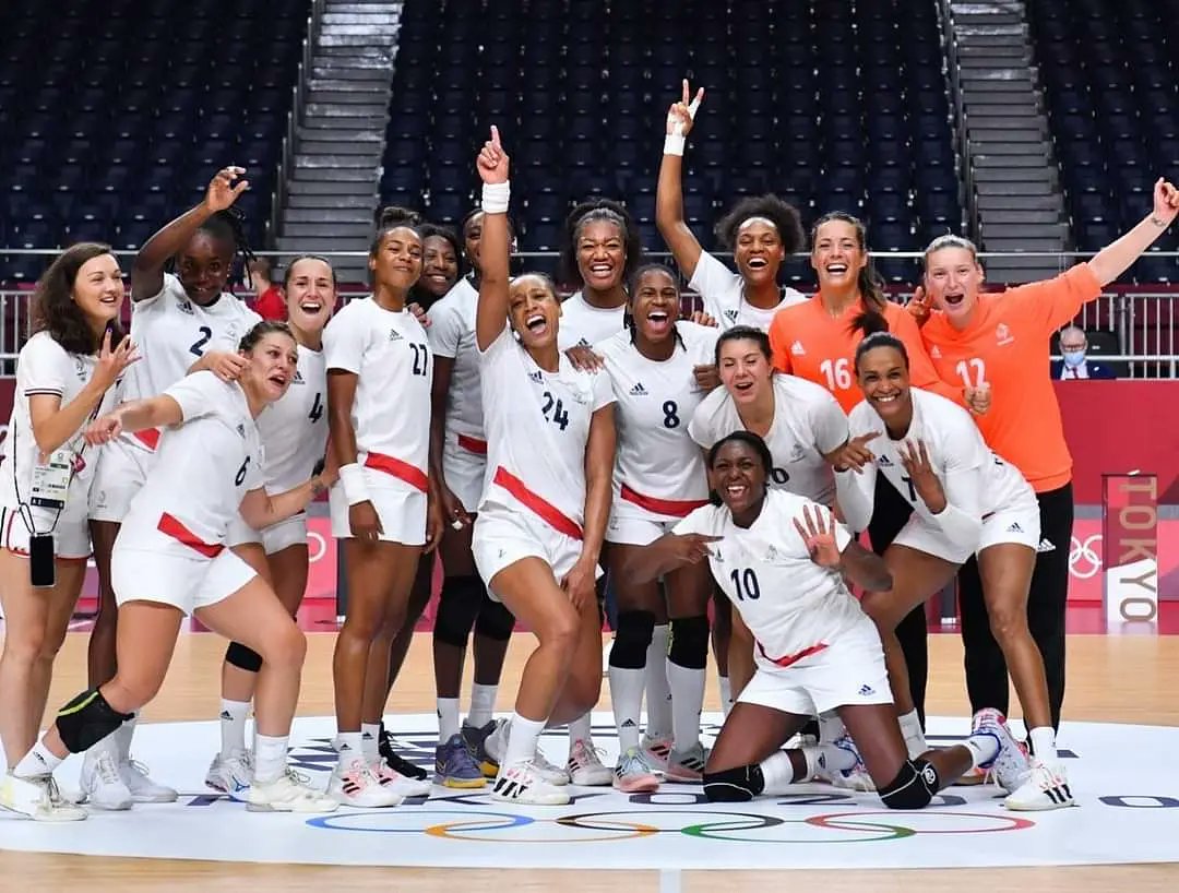 SaintLoHand's tweet photo. Le handball français sur le toit du Monde 😍
Reprenez des licences, inscrivez vos enfants, ramenez nous les nouveaux Guigou et Abalo, les nouvelles Foppa et Darleux, revenez supporter nos équipes dans les tribunes, le handball est une formidable raison d'être heureux ! 🇫🇷 https://t.co/6zSjlRbEo3