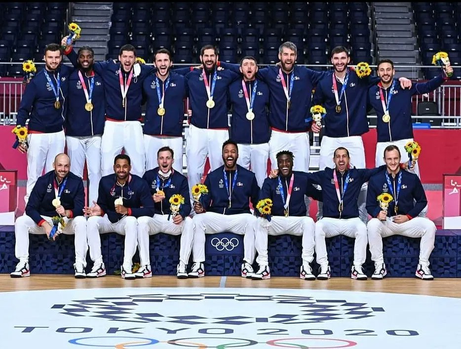 SaintLoHand's tweet photo. Le handball français sur le toit du Monde 😍
Reprenez des licences, inscrivez vos enfants, ramenez nous les nouveaux Guigou et Abalo, les nouvelles Foppa et Darleux, revenez supporter nos équipes dans les tribunes, le handball est une formidable raison d'être heureux ! 🇫🇷 https://t.co/6zSjlRbEo3