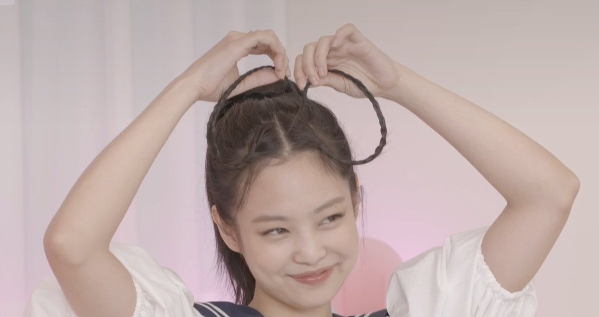 _jenrubykim's tweet photo. SILLY CAT #JENNIE https://t.co/cb3X097eBa