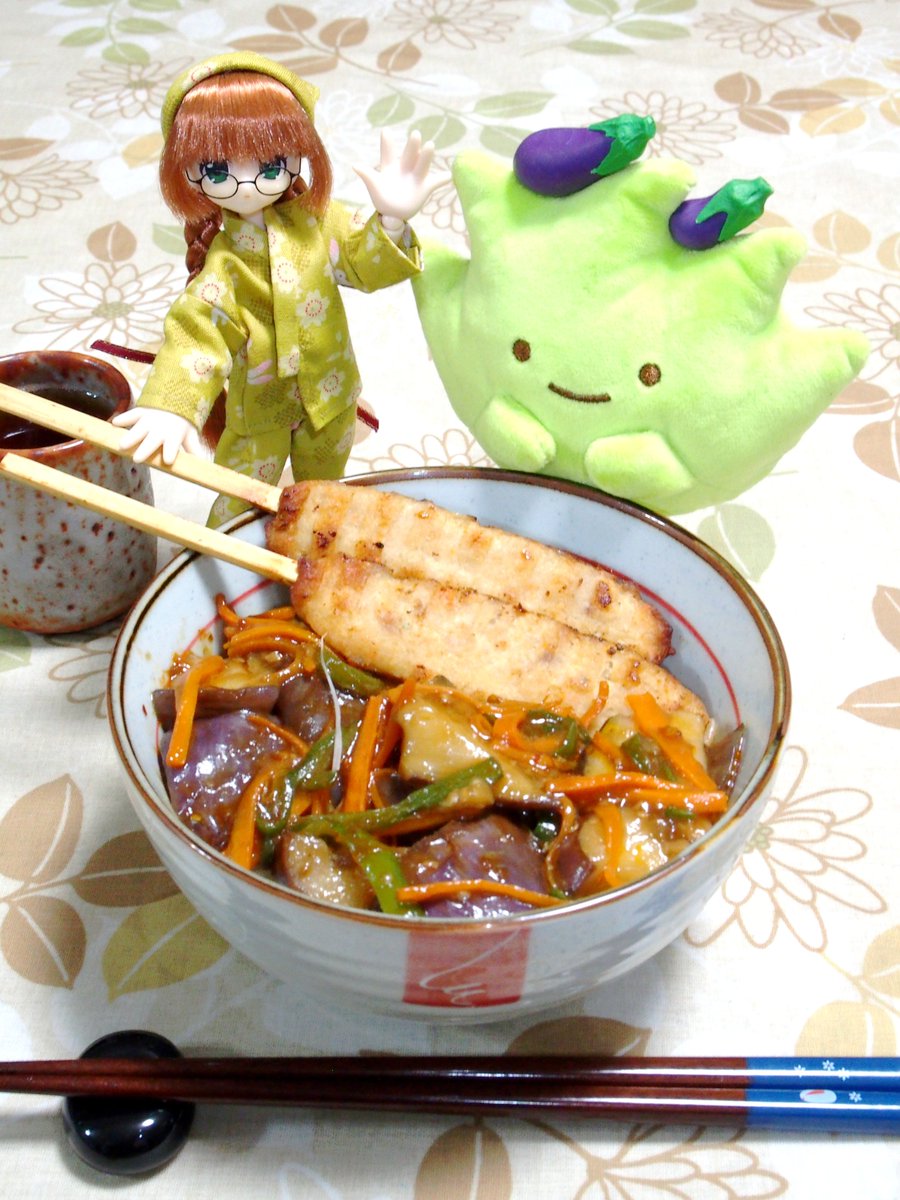 AY_RE_2021's tweet photo. #晩ご飯ドール一本勝負
リプー「2度目となる“ゼブラ🦓”の収穫はコチラの2個✌️ なんと1個はドドーンと大きくズッシリと重くて自立デース😆」
カチャカチャ⭐️
リプー「“イタリアナス🇮🇹🍆”ですけど...😏 スイによる“中華料理メニュー🇨🇳”から“麻婆茄子烤肉串(つくね)丼”でいただきましょー☺️」
#アヤメ横丁 https://t.co/wR6hBA3h2B