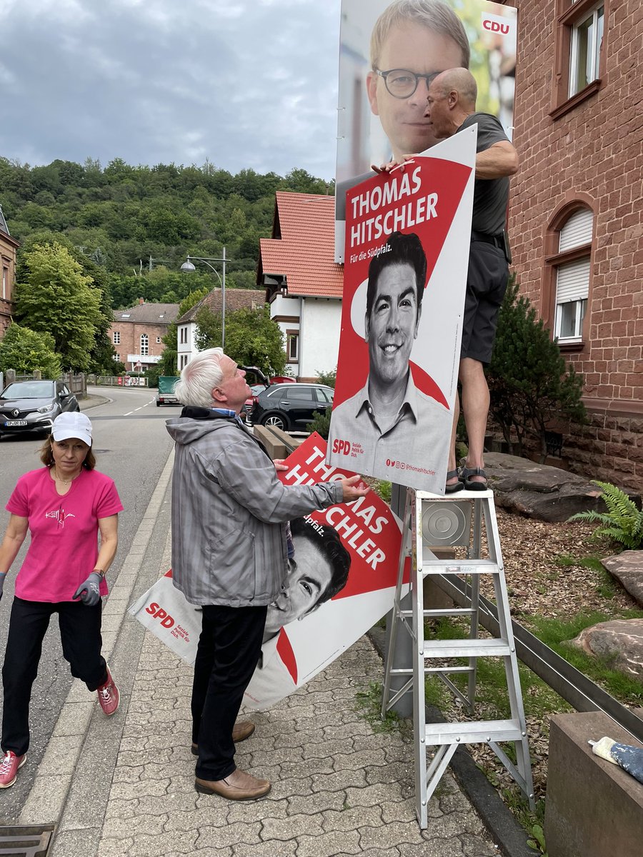JusosSuw's tweet photo. Wir waren unterwegs: Gemeinsam mit dem Gemeindeverband Annweiler haben wir den Wasgau plakatiert, damit unser Spitzenkandidat in RLP @ThomasHitschler unser Direktmandat holt und wir @OlafScholz nächstes Jahr im Kanzleramt besuchen dürfen ;)
#dastrikotschwitztnichtvonallein https://t.co/y1t8nIJf8P
