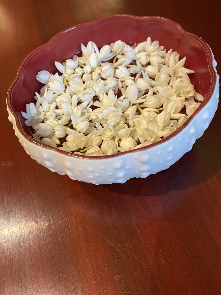 _ADeshpande's tweet image. This summer was fab in terms of delish jamuns. Juicy, plentiful. Sadly all good things end. Time to say goodbye to jamuns until next year. Last batch of jamuns converted to jelly, pulp to a fool/preserve; 3rd 📷 JLT: fresh fragrant jasmine 

 #indianblackberry #Cooking #jelly