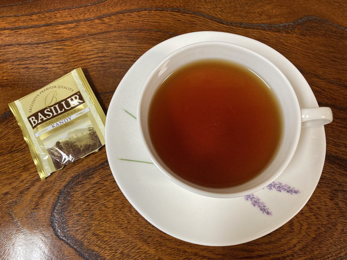 ODEKAKEGAMO88's tweet photo. 今日のお茶タイムはバシラーティーのキャンディーとカタシマのこうの卵。コウノトリの卵という名前のお菓子。ふわふわのスポンジケーキの中にカスタードクリームが入っていました😄
#茶好連 #木漏れ日のお茶会 #バシラーティー #KATASHIMA https://t.co/Pm7LsU7mGz