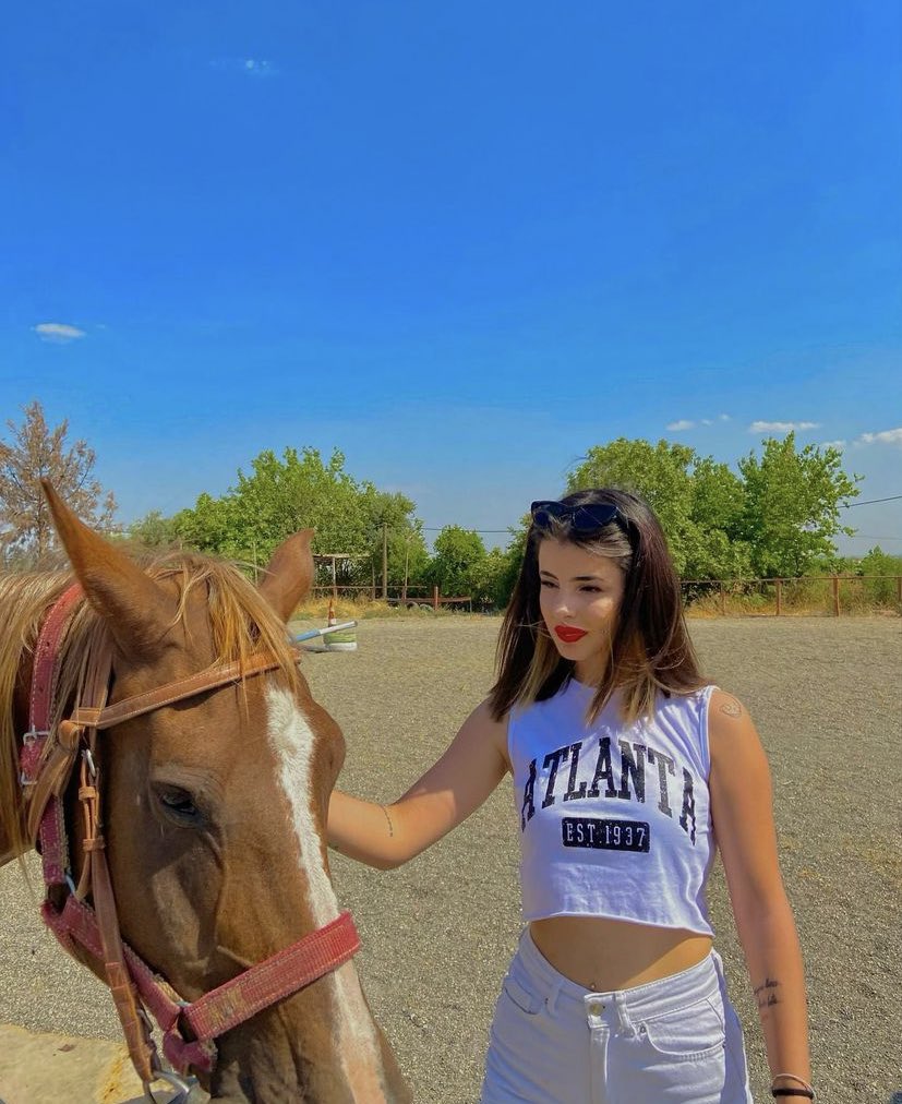 Yazılanlar, söylenenler dehşet verici. Edanur 18 yaşında. Tecavüze uğruyor. Şikayetçi oluyor. Şikayetin ardından şikayet ettikleri kişiler tarafından bir daha tecavüze uğruyor. Ve Edanur intihar ediyor. Tag da yazılanlar bu..
Edanur intihar etmiş. Ses olun. 

#edanuricinadalet