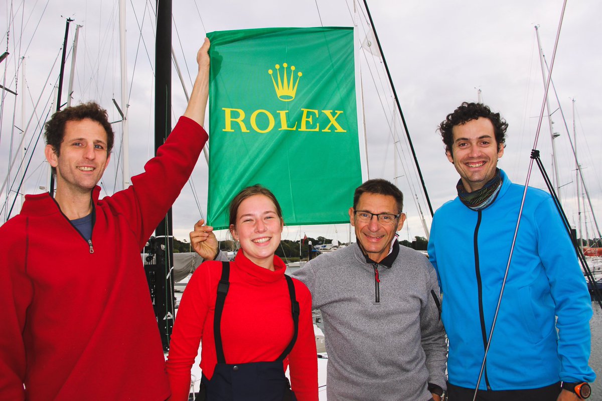 Départ de Cowes et Cap sur Cherbourg-en-Cotentin : nous sommes fin prêts, mon #équipage et moi, sur la ligne de #départ de la @RolexFastnet_C. À mes côtés, Fred Duchemin, Arnaud Gentien et <a href="/CamilleBouckae1/">Camille Bouckaert</a> : une belle équipe de formé pour un beau périple à #partager ! ⛵️