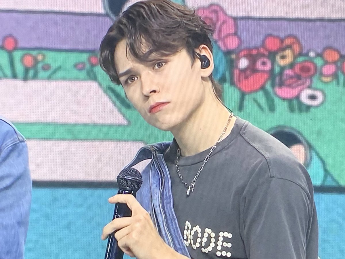 (기억할필요도없는조슈아형의무리수를들엇을때버논이의표정)