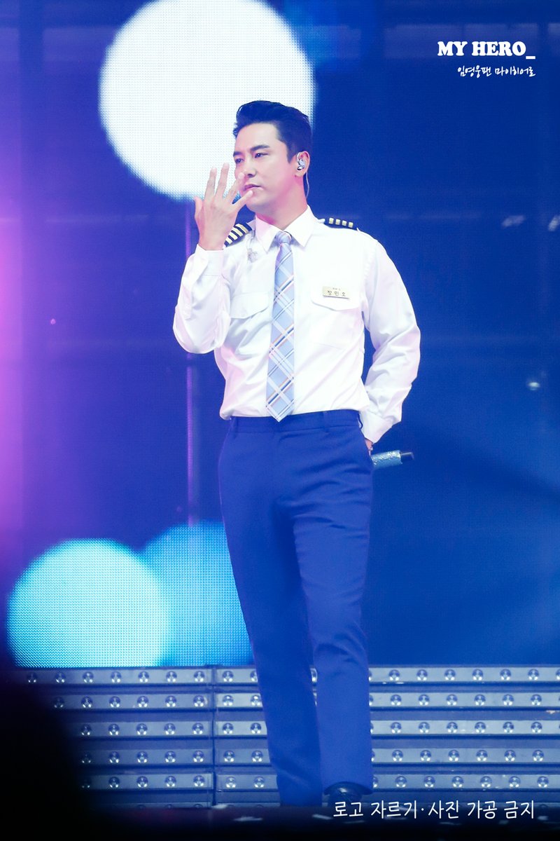 세계 3대 마요 
 - 참치 마요
 - 치킨 마요
 - 민호오빠 내 마음에 불지르지 마요🧨🔥

210627 광주 저녁콘 #장민호 
#장민호신곡_사는게그런거지_6시발매
#사는게그런거지_민호에겐_빛날일만남았지