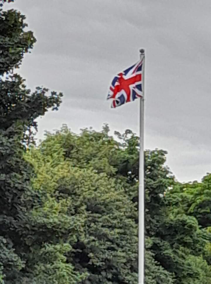 Airdrie_UC's tweet photo. Yesterday while passing West End Park I seen the national flag flying proudly.
Later in the day a former Territorial Army member turn up with a giant Saltire &amp; half a dozen mates to futher a campaign against the volunteer group who look after the park &amp;  play at freedom fighters https://t.co/q1N5mk5Hlk
