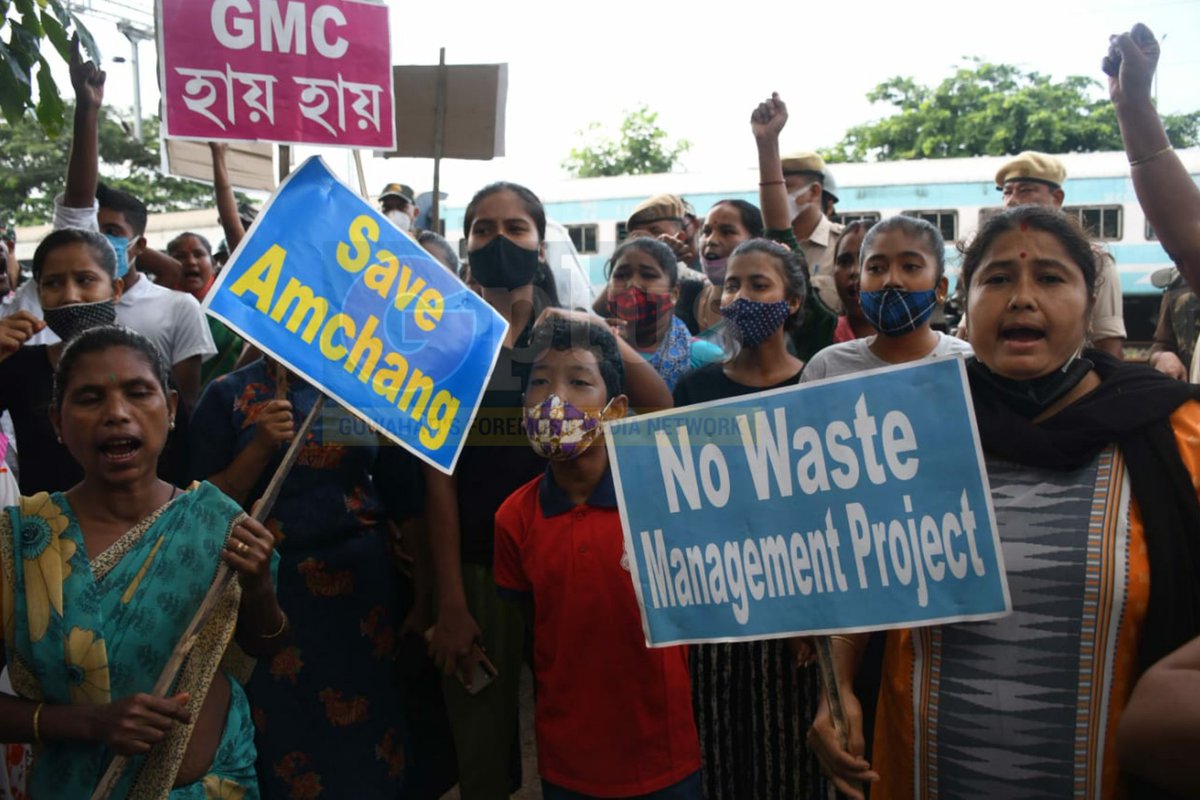 guwahatiplus's tweet photo. #PHOTO | Locals block railway track demanding to shift dumping ground from #Chandrapur on Sunday, August 8.

#Assam #Guwahati https://t.co/iFasUAenSz