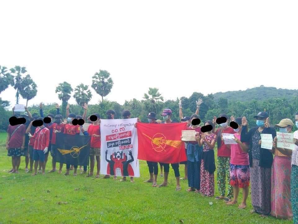 Arn_the_king's tweet photo. Youths from #ThayetNaKhou village,
#Thayet_Chaung Tsp held a protest raising eight fingers salute to mark the 33rd anniversary of 8888 Uprising.
8888 UPRISING IN 2021
#8FingersStrike
#Aug8Coup
#WhatsHappeningInMyanmar https://t.co/WRLTHGMmwL