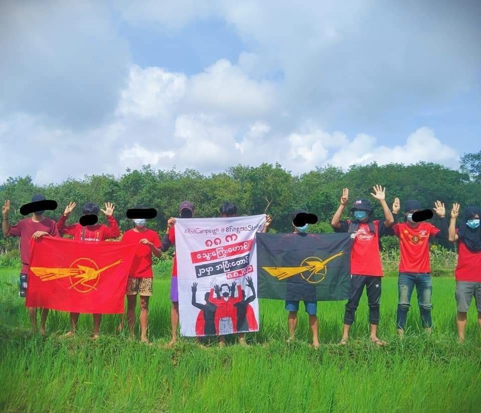 Arn_the_king's tweet photo. Youths from #ThayetNaKhou village,
#Thayet_Chaung Tsp held a protest raising eight fingers salute to mark the 33rd anniversary of 8888 Uprising.
8888 UPRISING IN 2021
#8FingersStrike
#Aug8Coup
#WhatsHappeningInMyanmar https://t.co/WRLTHGMmwL