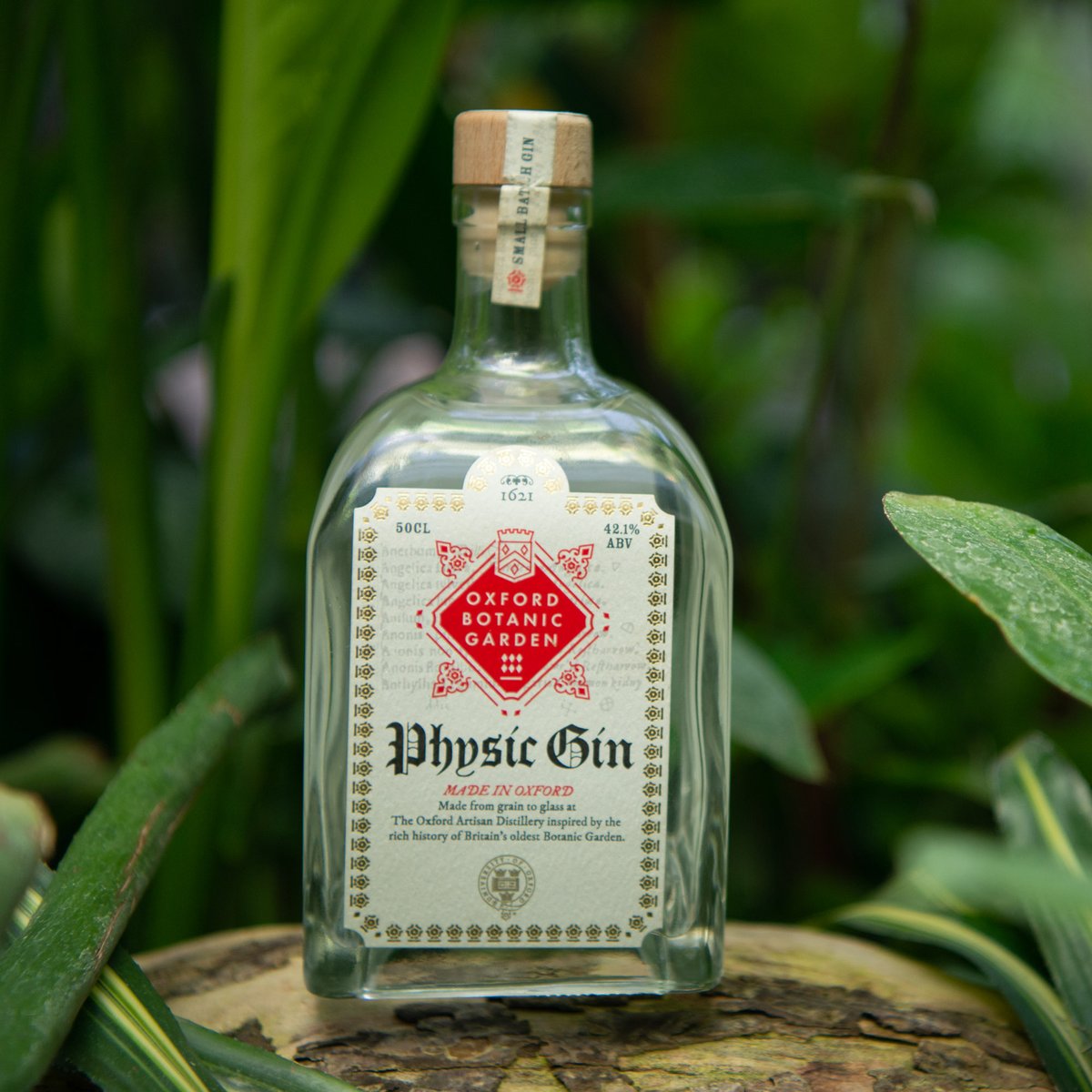 Thanks to The Oxford Concierge for sharing his love of Oxford Physic Gin in August's <a href="/OxMagazine/">OX Magazine</a>. With 20% off until midnight at @thespiritoftoad, now's your best chance to try some, but be quick! Read the full #AskWilliam piece here: ow.ly/u6rT50FMHYK #OxfordBotanicGarden
