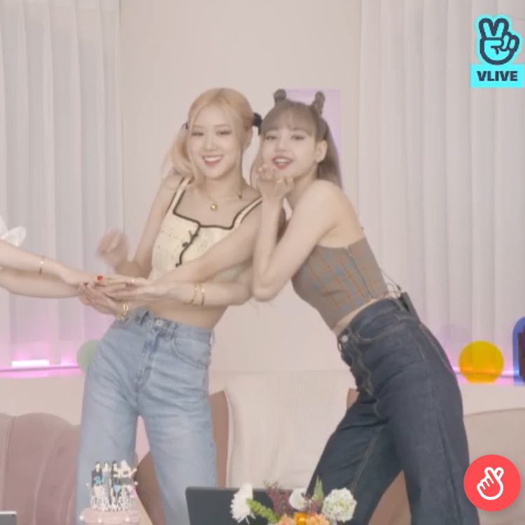 chaelisamusic's tweet photo. Some things never change, Chaelisa still very clingy 😭 https://t.co/MN5hszDxLp