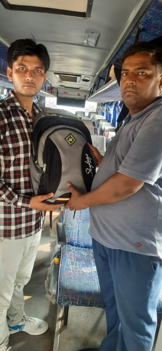 Upsrtcgzb's tweet photo. The lost bag of Alok Kumar was retrieved for him by Conductor Dev Kumar at  Kaushambi Bus Station after he misplaced it in the Gorakhpur to Kaushambi route bus. He was very thankful for the help. #upsrtc
#satisfiedcustomer
#Alwaysreadytohelpyou https://t.co/wZTxY7b36m