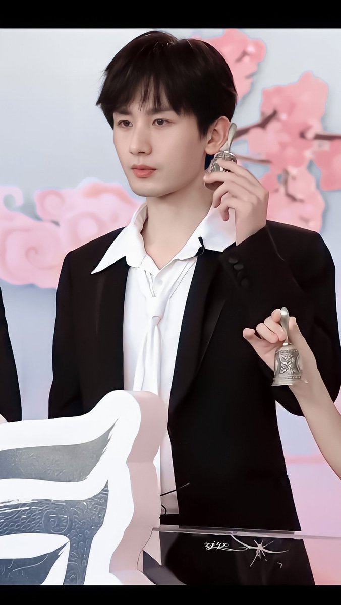 Lusianne7's tweet photo. Every time I watch Chengyi's live broadcast, I sigh
what is a fairy child
Polite, gentleman, serious, and a little off-line humor
really amazing person #chengyi #成毅 #与君歌 #awakeninginchangan https://t.co/OaGJNjoUrZ