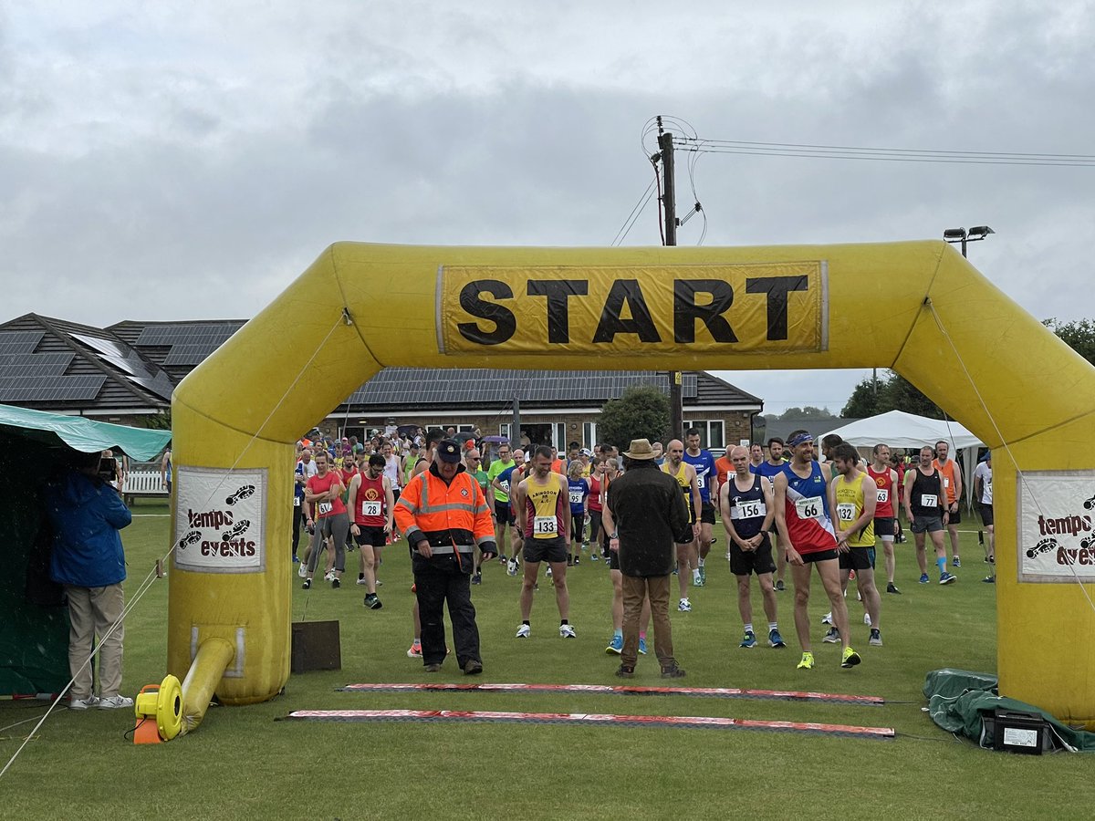 And they are off - fantastic to have our runners back supporting the Hooky 6