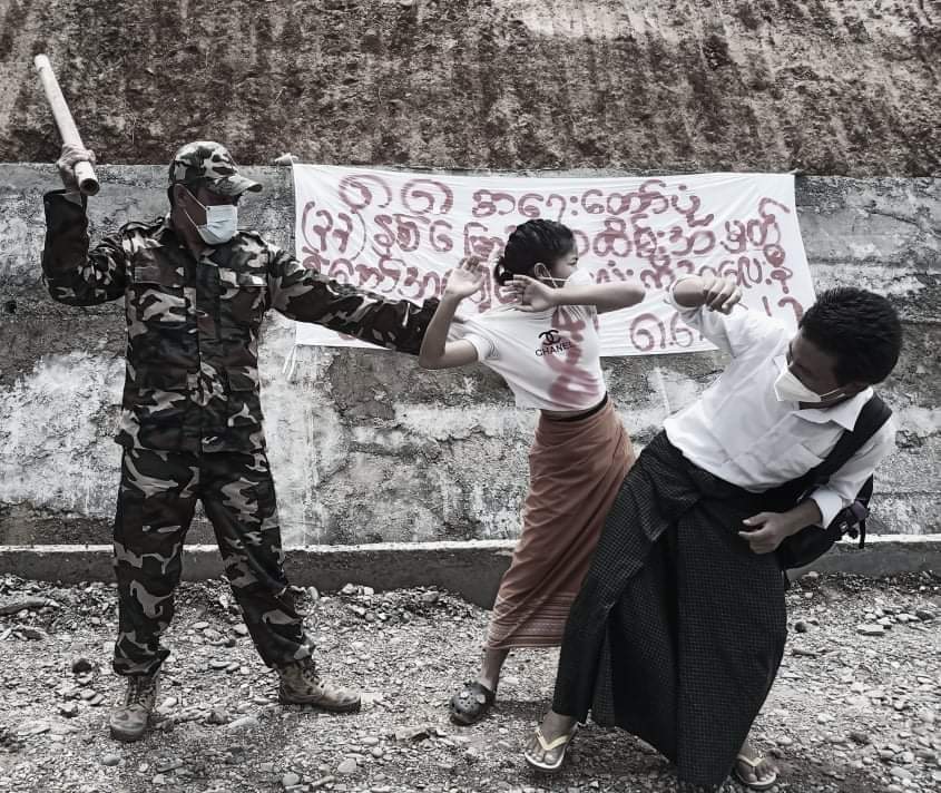 DeerwindHunhan1's tweet photo. Creative ethnics youths of #Kachin state demonstrated Inhumane behaviors of SAC forces on innocent civilians .
8888 UPRISING IN 2021 
#Aug8Coup #WhatsHappeningInMyanmar 
#8FingersStrike https://t.co/5kbRrNIG9U