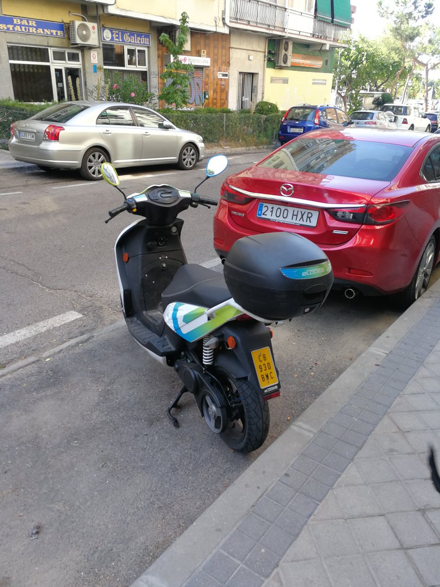 santiar525's tweet photo. @cooltra moto en calle San Maximiliano 7, Madrid. El caballete no está bloqueado por lo que se puede mover. La he bajado de la acera. https://t.co/DUl0nvUtdp