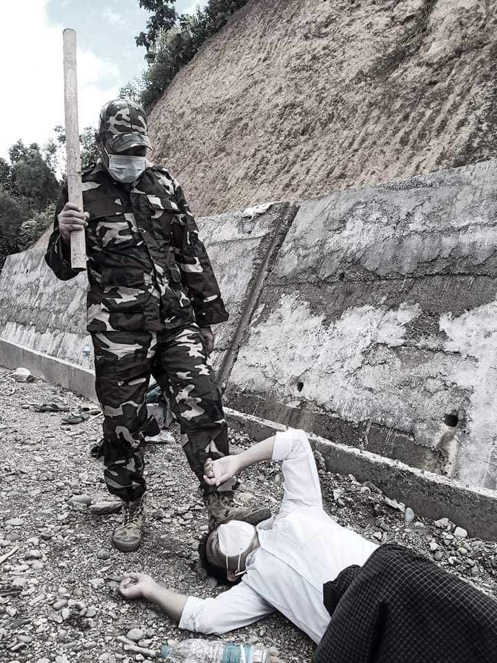 DeerwindHunhan1's tweet photo. Creative ethnics youths of #Kachin state demonstrated Inhumane behaviors of SAC forces on innocent civilians .
8888 UPRISING IN 2021 
#Aug8Coup #WhatsHappeningInMyanmar 
#8FingersStrike https://t.co/5kbRrNIG9U