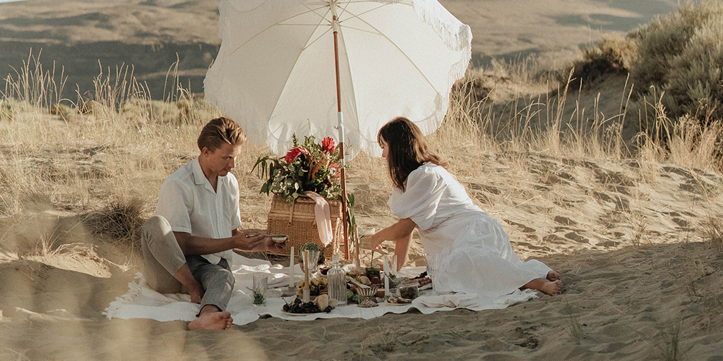 Puesto que somos unos disfrutones del aire libre, qué te parece si ¿nos vamos de picnic?​​ Tú ocúpate del mantel que de la cenita nos encargamos nosotros. 
..
#felizverano #platoscasamas #cocinamosparati #cocinaparallevar #nochesdeverano