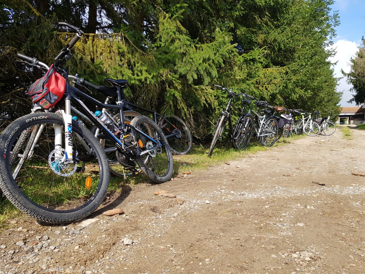 jeunesagri08's tweet photo. RANDO CYCLISTE : C'est parti ! 🚴‍♂️🚴‍♀️☀️
À la découverte des richesses de nos paysages et de notre agriculture ardennaise 🐄🌱🚜

1ere visite ce matin chez Romain NOIROT, Apiculteur à Charbogne 🐝

➡️ Vie et rôles des abeilles, organisation d’une colonie, structure des ruches… 🍯 https://t.co/Uv3d2FYmZM