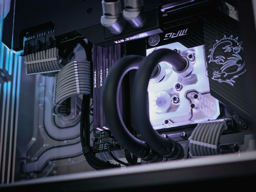 CableModJPN's tweet image. 黒と銀のコンビネーションはかっこいいですよね？😊
シルバースリーブとアルミニウムのコムで際立ったクールな組み合わせが出来る! PROシリーズがおすすめ!

写真提供:@JustinOhlaen
詳細: builds.gg/builds/909ek-3…