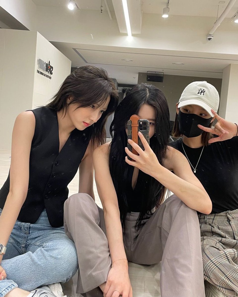 [0808 dawon #sns] 

🖤🖤🖤

#wjsn #yeoreum #eunseo #dawon
#우주소녀 #여름 #은서 #다원