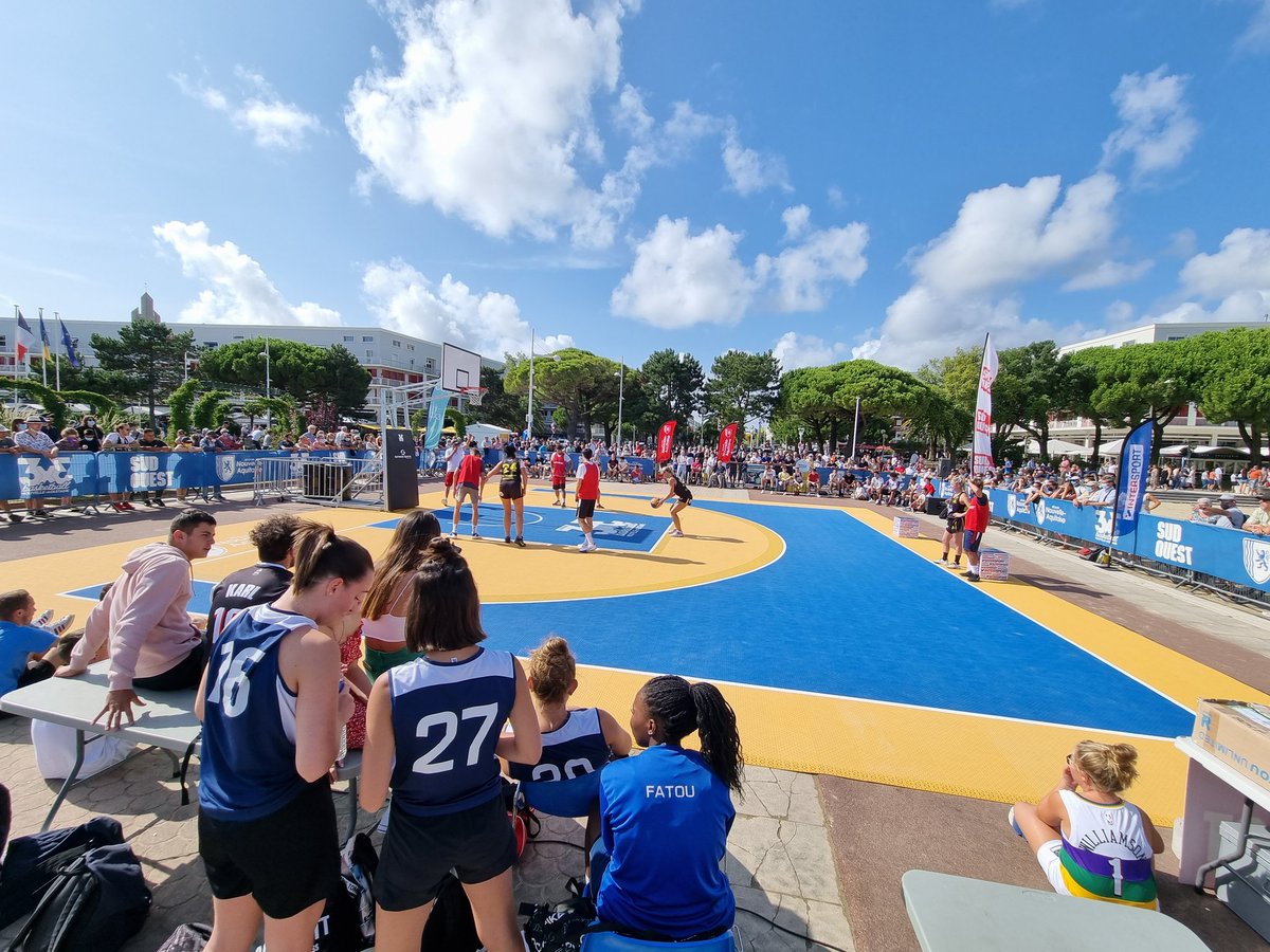 #sudouest3x3beach Du monde pour jouer et assister au tournoi de Royan du <a href="/sudouest/">Sud Ouest</a> basket 3x3 beach. Les opérations "tri tes déchets" et "recyclerie sportive" sont toujours en-cours. En partenariat avec <a href="/GRDF/">GRDF</a>, <a href="/intersport/">INTERSPORT</a>, la région <a href="/NvelleAquitaine/">Nouvelle-Aquitaine</a> et <a href="/LigueBasketNAQ/">Ligue Nouvelle Aquitaine de BasketBall</a>