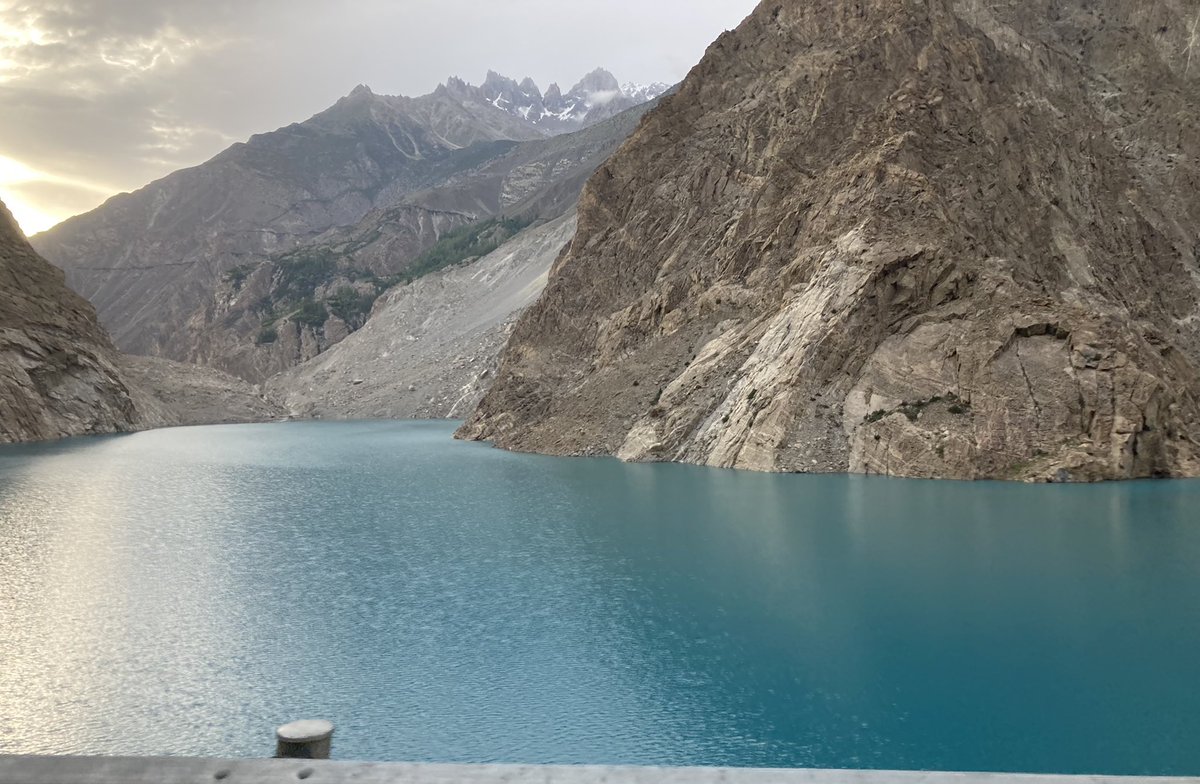 mimochilamepesa's tweet photo. Ya en los valles del Karakorum. Esto es una pasada. Rodeados de picos de casi 8.000 m como el Rakaposhi 7788m #mimochilaenpakistan #lastplaces https://t.co/odRDWdZohR
