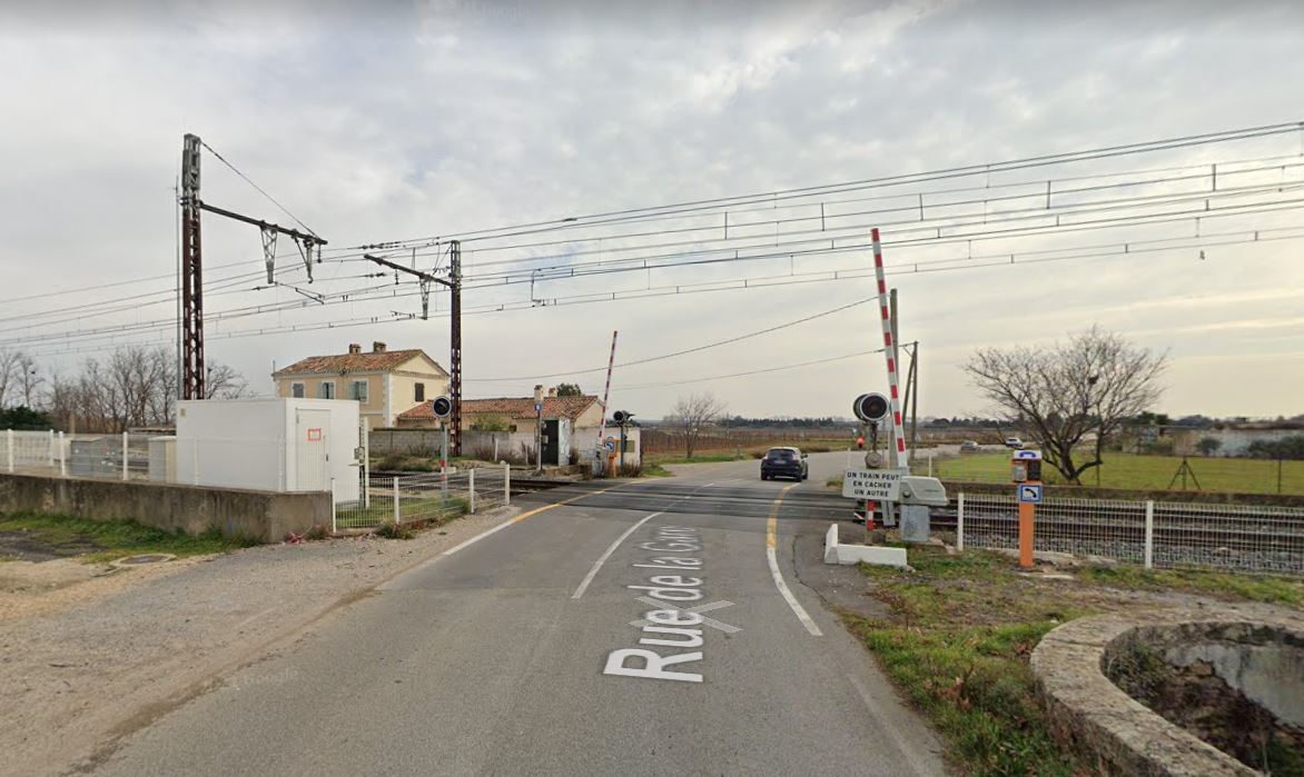 Passage à niveau numéro 19 sur la RD142 de la commune de Aigues-Vives dans le Gard