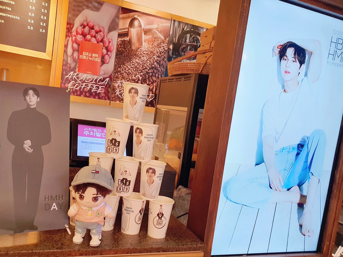 lulumamang's tweet photo. 민현 생일투어 2 - 카페 드코닝

#황민현_어디서든_늘_함께있어
#눈부신_유니버스_황민현

참 많이 지나다녔던 길인데 ... 
여기가 카페 였..
멋진 민현 사진들로 카페가 더 빛나던.. https://t.co/QHNbcJ0jPk