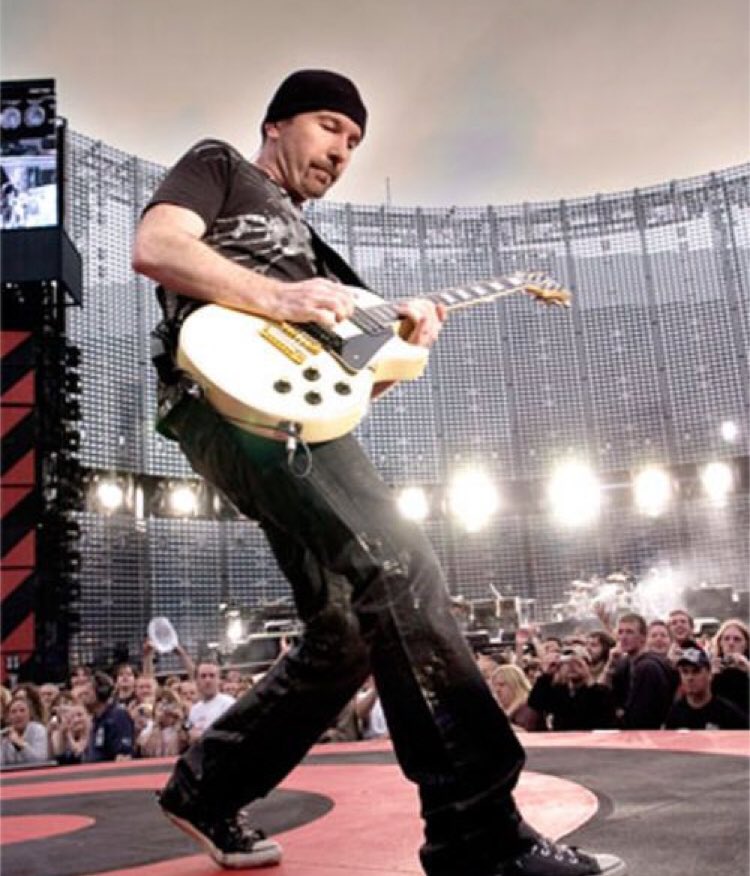 Ma che gli vogliamo dire a questo ometto che oggi compie 60 anni se non grazie? 
Happy Birthday The Edge! 